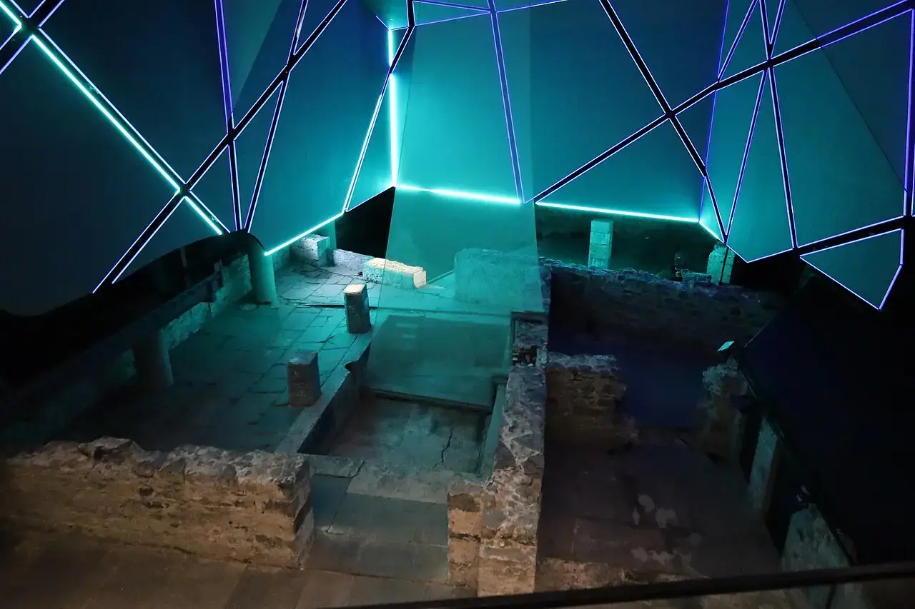 Archaeological remains inside Pointe-à-Callière in 2023; museum photograph, not the Heroes of Greece exhibition.