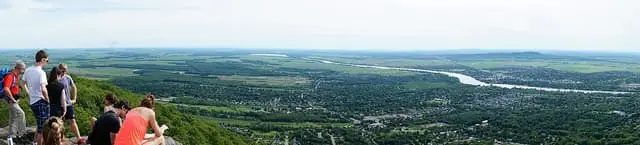 Hikers and the valley panorama from the Pain de Sucre summit at Mont Saint-Hilaire.