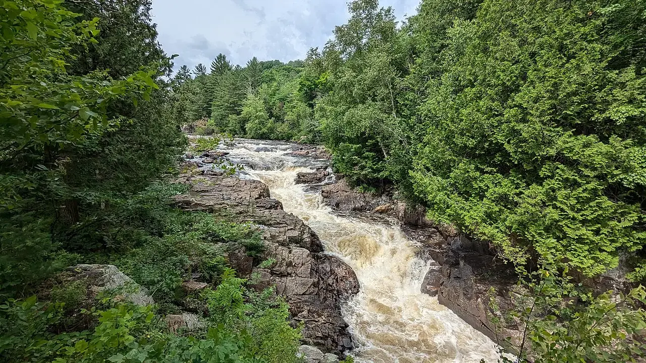 Rapids and rock ledges in the Sainte-Béatrix sector of Chutes-Monte-à-Peine-et-des-Dalles park.