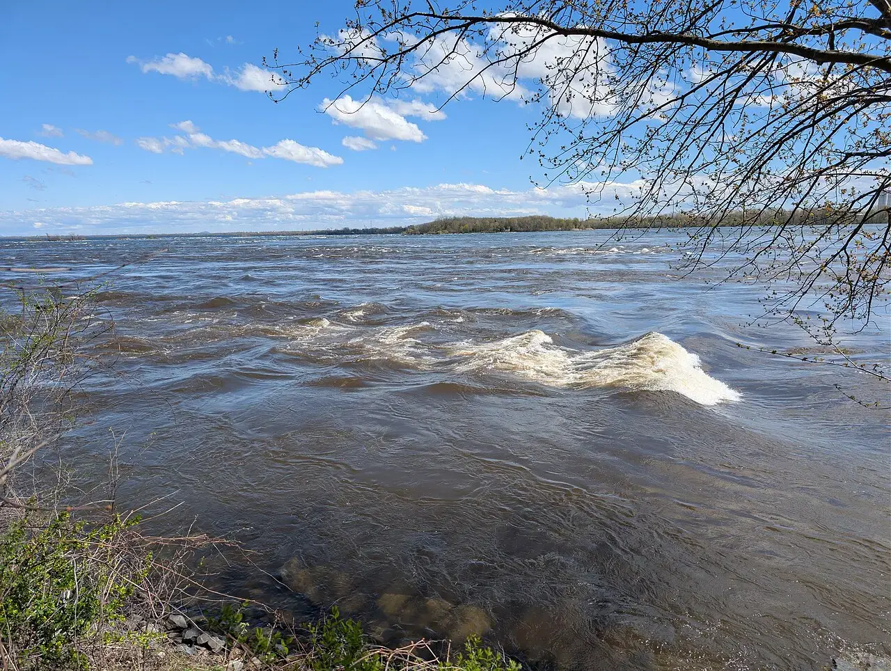 The standing river wave known as Vague à Guy at Parc des Rapides.