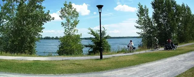 The riverside walking and cycling path in Promenade-Bellerive park.